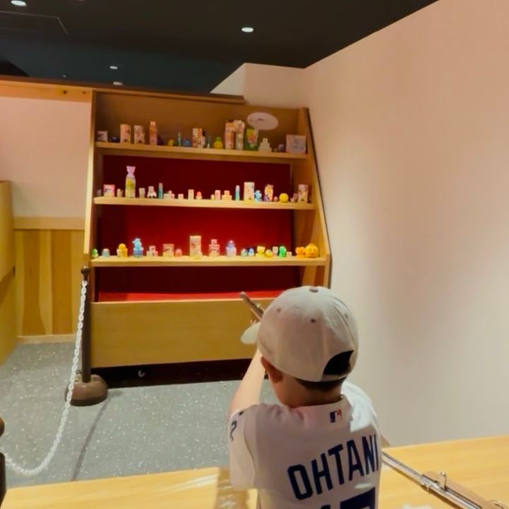 白樺湖池の平リゾートの新本館３Fにある室内型温泉街「しらかば仲見世」。子どもが嬉しい縁日も開催。