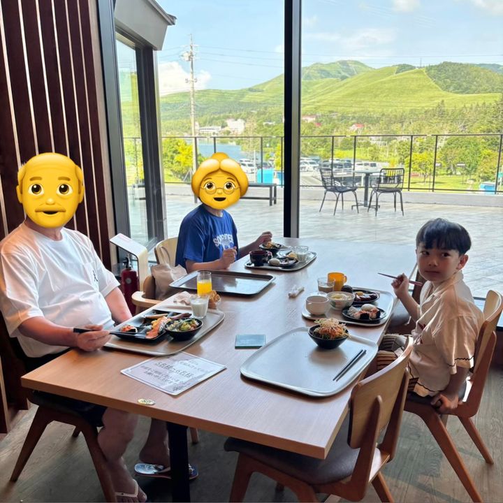 白樺湖池の平リゾート新本館での食事は子どもが大好きなビュッフェ。白樺湖を見ながら食事を楽しめる。