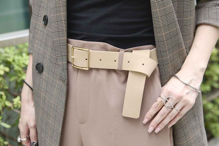 画像1: 定番パンツは、色や素材でハンサム感をアピール