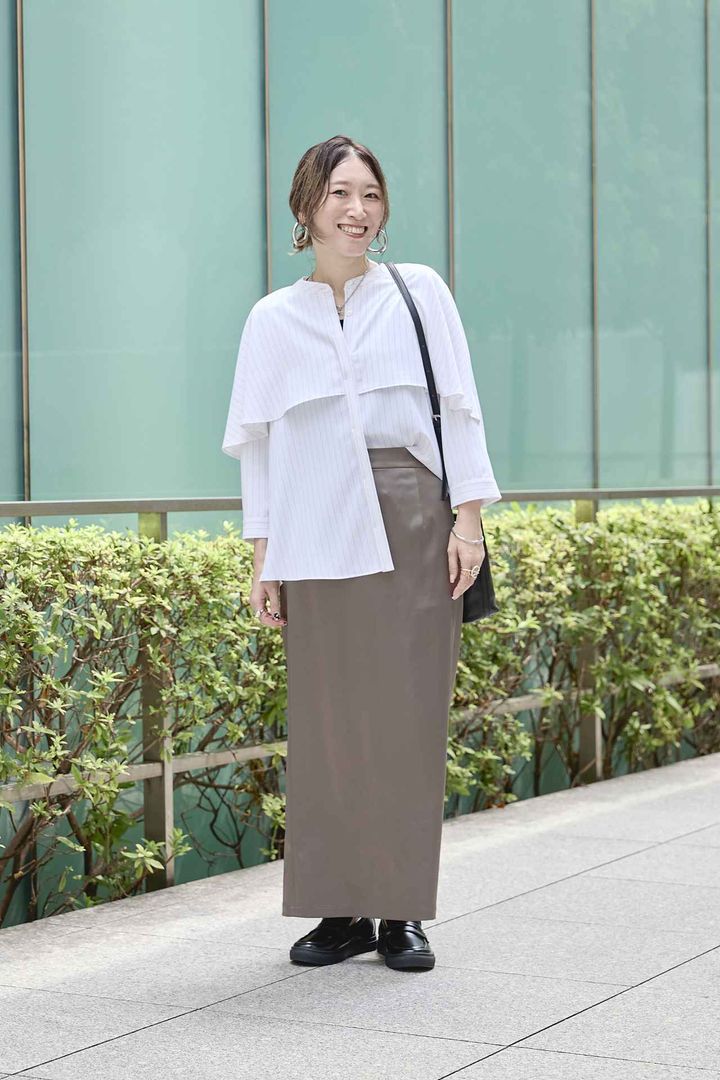 画像: ケープ風ブラウス ¥14,960、ナロースカート ¥17,600、バッグ ¥8,250、シューズ ¥16,500／すべてINDIVI