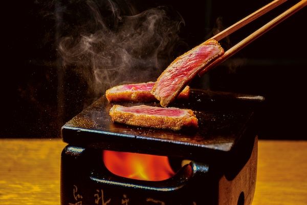 牛かつ専門店「牛かつもと村」、東京駅直結の八重洲にオープン！ミディアムレアに揚げた牛かつを楽しもう