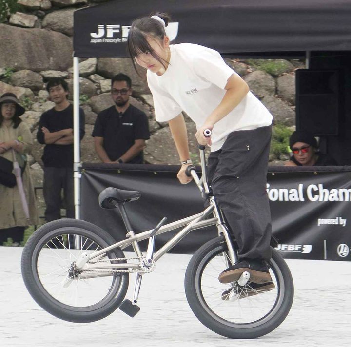 画像: 全日本ＢＭＸフリースタイル選手権の女子フラットランドで、技を披露する戸高千翠＝５日、岡山市北区（共同）