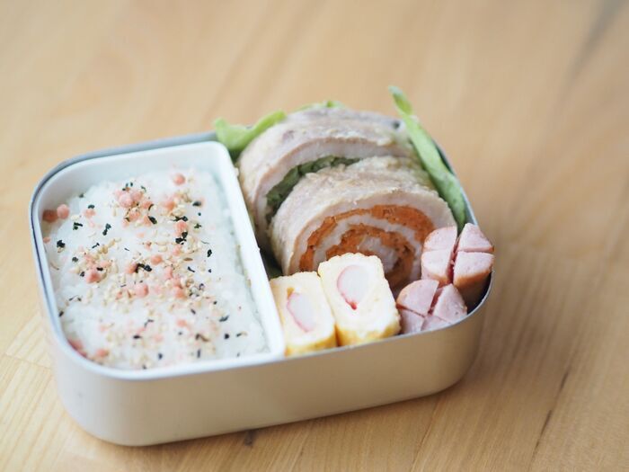 なにコレ可愛すぎる♡レンジ＆フライパンで簡単！彩り鮮やかで映える「野菜くるくる豚肉ロール」