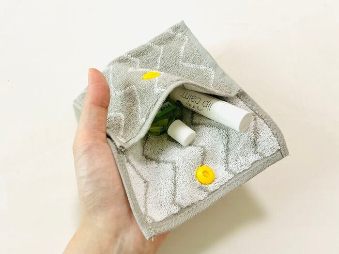【100均のハンカチタオル】たった2か所をチクチク手縫いするだけで…便利なミニポーチが完成♡