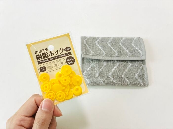 【100均のハンカチタオル】たった2か所をチクチク手縫いするだけで…便利なミニポーチが完成♡