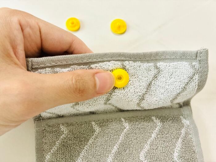 【100均のハンカチタオル】たった2か所をチクチク手縫いするだけで…便利なミニポーチが完成♡