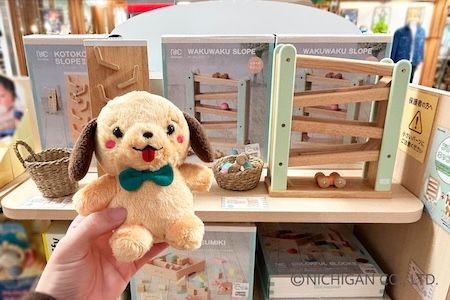 老舗木製玩具メーカーの公式キャラ「ニチワンくん」がぬいぐるみに。公式SNSに登場