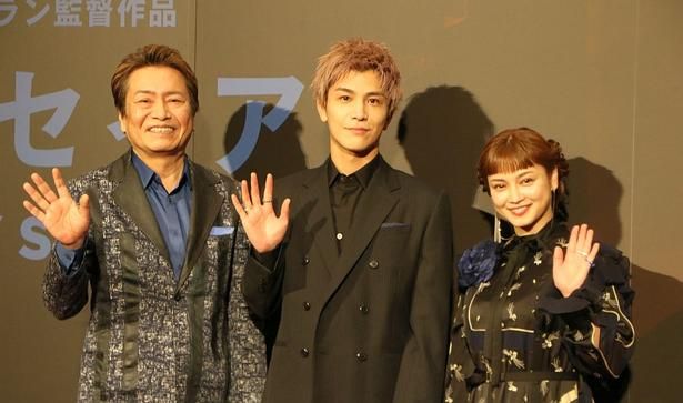 【写真を見る】シックでフォーマルな衣装で登場した岩田剛典、平愛梨、平田広明