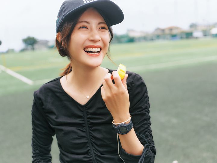 胸元や腕にギャザーが入ったマーレットのカットソーを着た佐藤ありささん