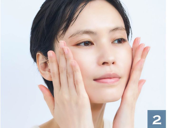 スキンケアクリームを塗る感覚で手のひら全体を使って、顔の内側から外側に向かってのばします。