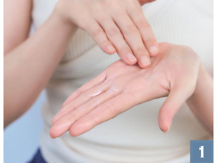 下地はパール粒2つ分くらいを取ったら、まず手のひら全体に薄く塗り広げます。
