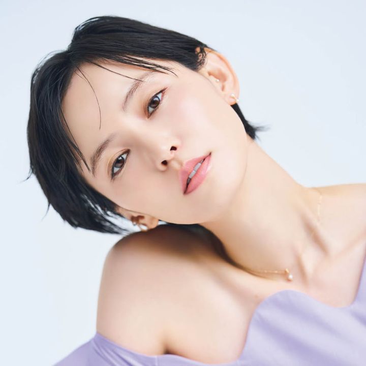 ワンピース9万4600円（エレイン ハースビー／エンメ） ピアス〈左耳〉3万6300円、イヤカフ〈上〉12万7600円、〈下〉5万2800円（すべてヒロタカ／ヒロタカ 表参道ヒルズ）