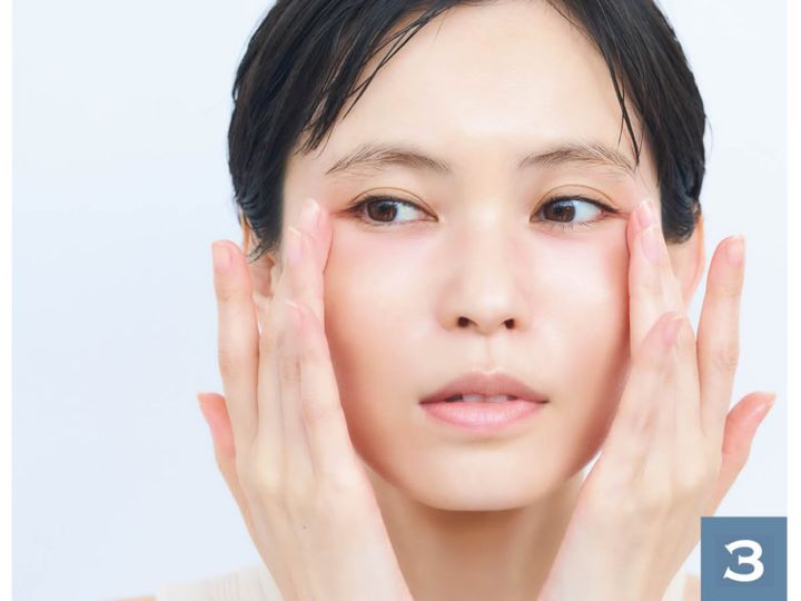 目まわりや鼻まわりといった細かい部分は、指の腹を使って丁寧に。そして最後は首までのばします。