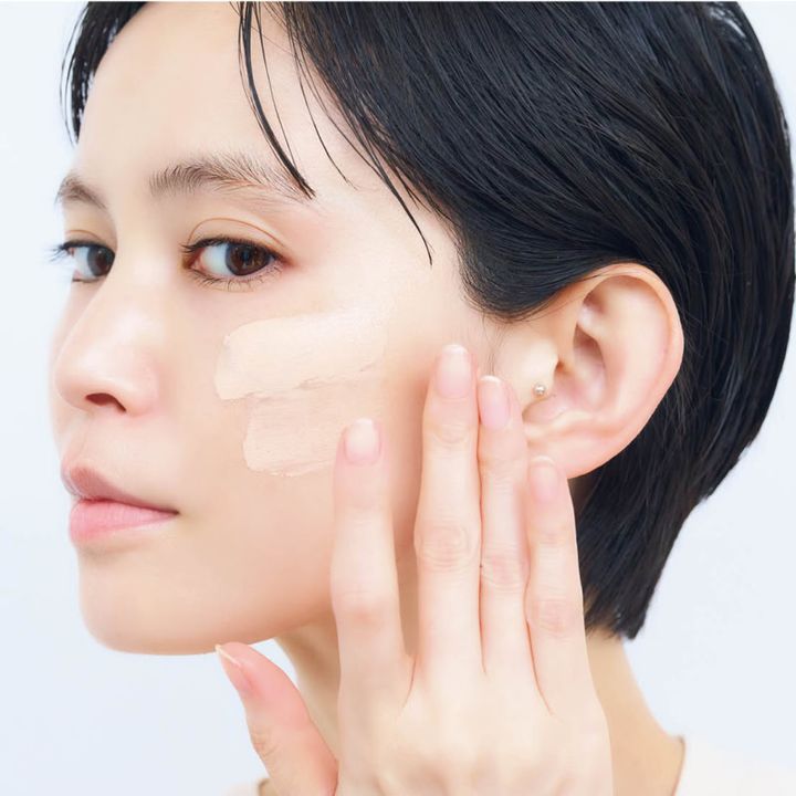 高機能ファンデは少量でOK。半〜1プッシュを、顔の内側から外側へ向かってなじませます。半顔ずつ仕上げて。