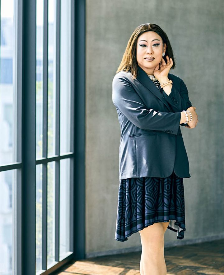 肉乃小路ニクヨ Profile_経済愛好家、ニューレディー、コラムニスト。慶應義塾大学在学中より女装をスタート。卒業後、金融業界に10年以上勤務しお金のプロとして活躍。著書に『元外資系金融エリートが語る 価値あるお金の増やし方』（KADOKAWA刊）他。YouTubeチャンネルやSNSも人気。