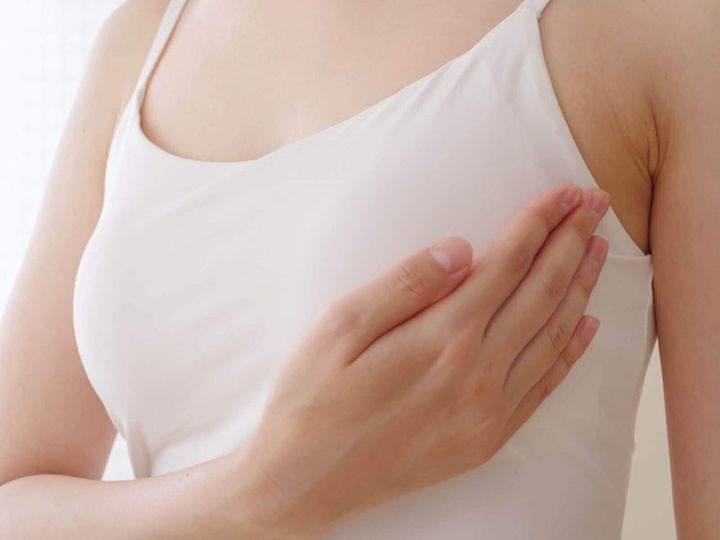 【医師が回答】乳がんは複数の要因が絡まりあい、発症する病気です。家族歴がある場合も注意が必要ですが、初潮の年齢や出産経験、閉経後の体重なども関係しています。乳がんになりやすい人の傾向を、分かりやすく解説します。（※画像：PIXT）