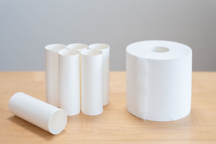 トイレットペーパーの芯で排水口を掃除するコツは？