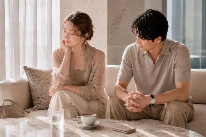 好きな男性の前でやらないで。男性が思わず引いてしまう「女性の言動」
