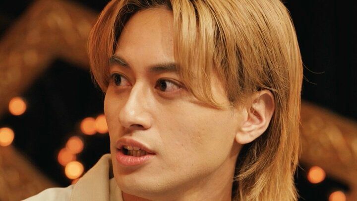 【写真・画像】“洗顔月2回”の人気アイドル、イメチェンカットに共演者感動 視聴者も悶絶「カッコいいよ」「短髪に黒縁メガネ最高すぎ」 1枚目