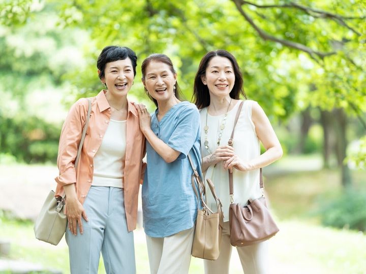 仕事や家庭、自分のやりたいことに忙しい大人女性。年齢を重ねるほど、会う人が絞られていくのは自然なことですが、距離を置く相手は必ずしも苦手な人とは限りません。実は、意外な相手が“捨て活”の対象になることもあるのです。※画像：PIXTA