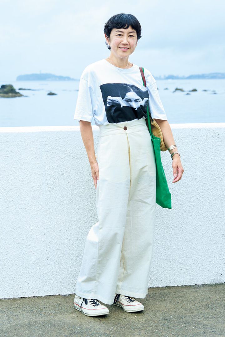 Ｔシャツ／GDC（ジーディーシー）、パンツ／ヒトハ、ネックレス／マリノ、ピアス／ブシュロン、ブレスレット／リ バラルール、腕時計／カルティエ、スニーカー／コンバース