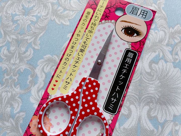 【セリア】ドットが可愛い！赤い眉用エチケットハサミ