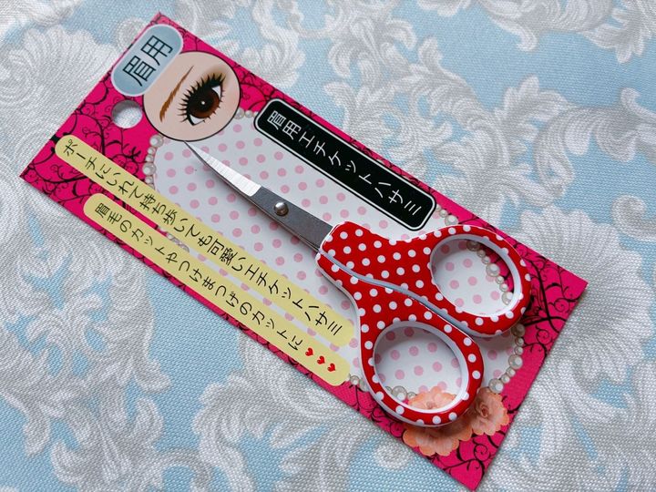 【セリア】ドットが可愛い！赤い眉用エチケットハサミ
