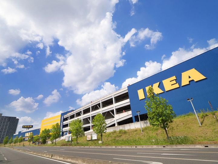 IKEAの人気アイテム「MULIG ムーリッグ」の室内外兼用物干しラックが、干しやすさと収納力の両立で支持を集めています。高さがあり屈まずに干せて、使わないときは平らに折りたためる本商品を紹介します。