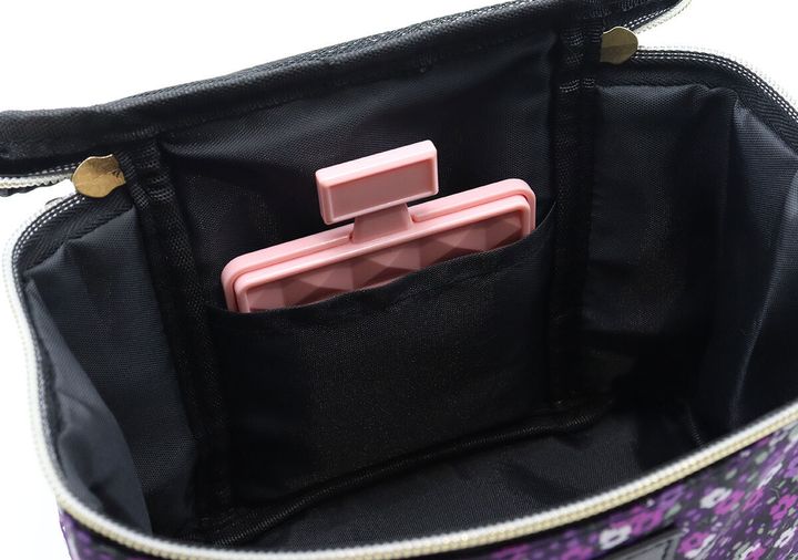 バニティポーチ内側の側面ポケットにピンクのヘアクリップ