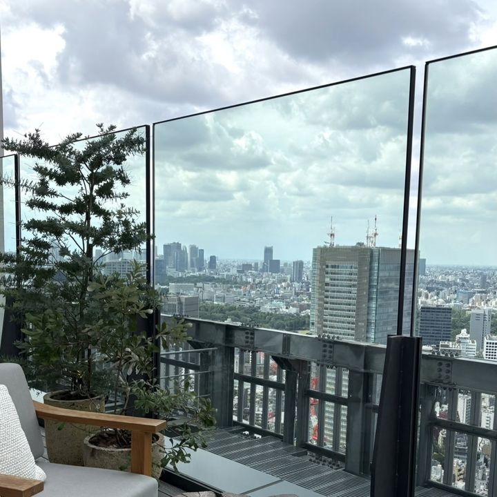 1 Hotel Tokyoのテラスから望む東京の街並み。緑とガラス越しに広がる都心の景色