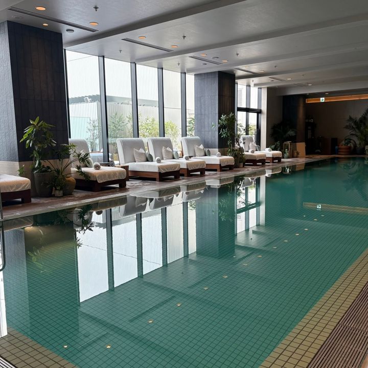 1 Hotel Tokyoの18m温水プール。大きな窓から光が差し込む開放的な空間