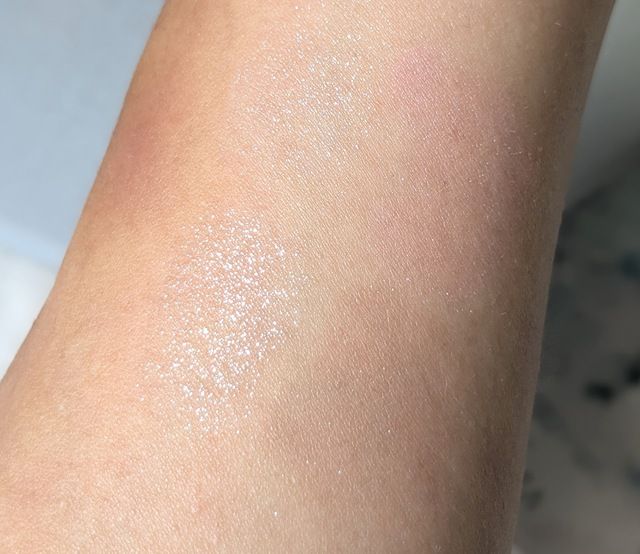腕にスウォッチ