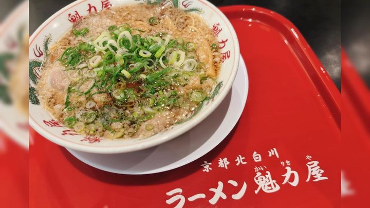 おじいちゃんとの思い出の味！ あっさりコク深い背脂醤油ラーメン