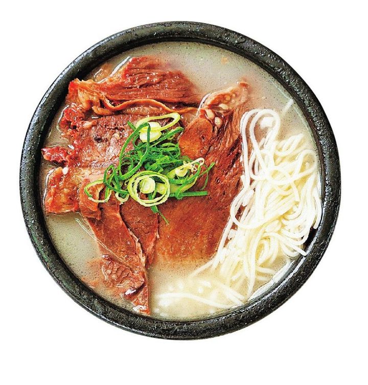 「ソルロンタン」W1万4000。ソルロンタンとは、牛の骨や肉をじっくり煮込んで作る、韓国の伝統的な乳白色のスープ料理