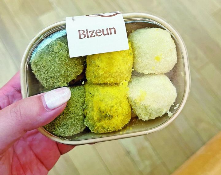手軽に食べられる華やかな3色あんこ餅（6個入り）W4000。もちもちの生地と甘さ控えめなあんこが相性抜群