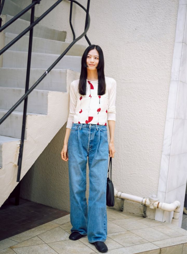 T-shirt: Baserange Tops: OHROHEE Denim: HYKE Bag: NOTHING WRITTEN Shoes: Carven