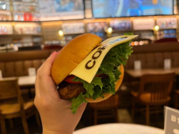 CORTISカフェ GREENGREEN BURGER〜ジェノベーゼのチーズハンバーガープレート〜 は、ボリューミーなサイズ感