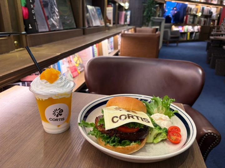 CORTISカフェは本に囲まれた空間もおしゃれです