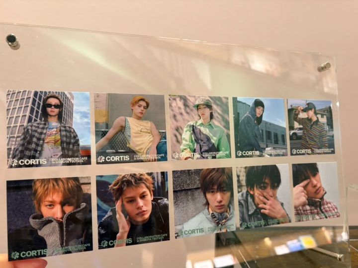 上）STICKER SET（COLOR OUTSIDE THE LINES SCENE 1 VER.SET）￥950 下）STICKER SET（GREENGREEN-STREET VER.SET）￥950