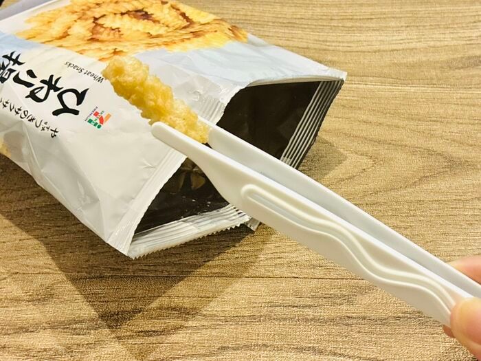 【セリア】手が汚れず超快適！大人気「スナックトング」に待望の新機能。使わないときまで大活躍の優れもの♡