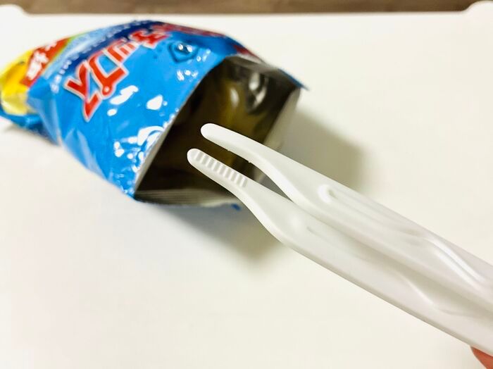 【セリア】手が汚れず超快適！大人気「スナックトング」に待望の新機能。使わないときまで大活躍の優れもの♡