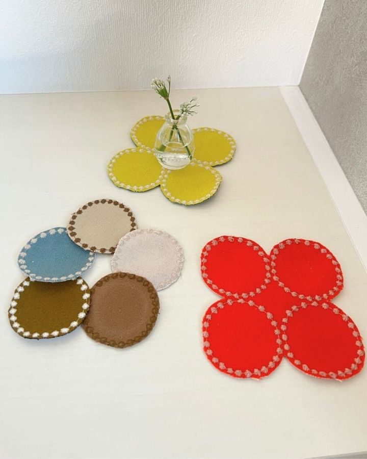 ミナペルホネンのタンバリンのファブリックと花を飾った小瓶