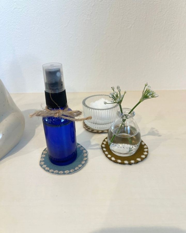 ミナペルホネンのタンバリンのファブリックと花を飾った小瓶と盛り塩