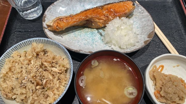 寿司屋系列が手掛ける本気の和定食！ 分厚い銀鮭と出汁茶漬けに感動