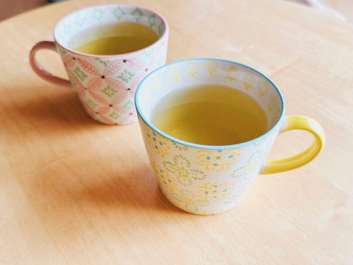 おうちに帰ってきて、あたたかいお茶を飲んでいる様子。 まだ暑さはありますが、冷たいものを食べたあとは、体をあたためるように気をつけています。
