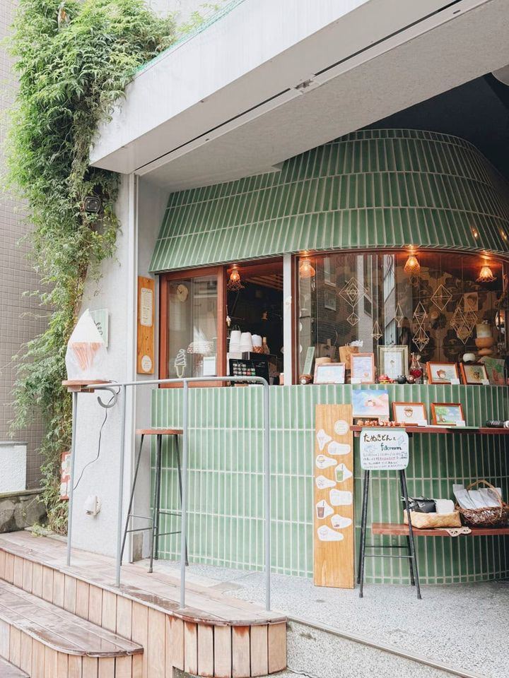 filcreamさんの外観。 グリーンのタイルがかわいいんです。 お店を見つけたとき、ほっとした気持ちになりました。