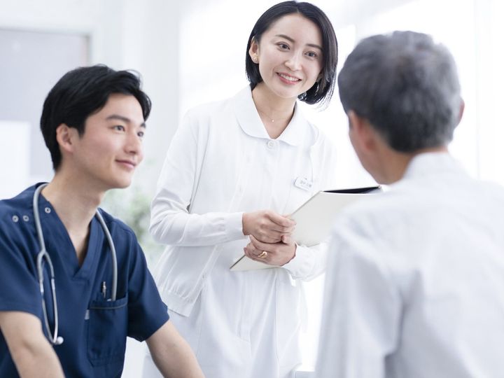 【医師が解説】高血糖の放置は、無症状のまま血管損傷や免疫低下を招き、血管障害や感染症のリスクを高めます。疾患や合併症を防ぐため、健診などで糖尿病の可能性を指摘されたら早期受診を最優先し、食生活や運動など生活習慣の見直しを行いましょう。（※画像：amanaimages）
