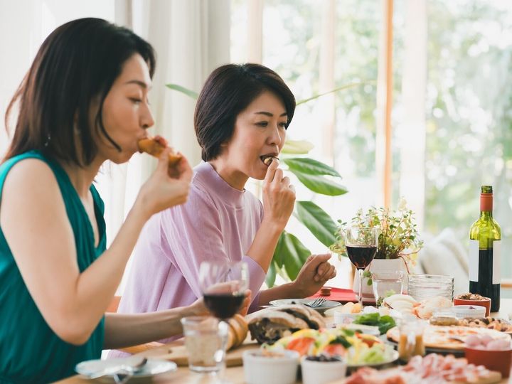 40代・50代になって外見に変化が表れるのは自然なこと。一方で、年齢や見た目以上に気をつけたいのが、気づかないうちに表れる「食べ方」「動作」「話し方」のゆるみ。無意識の所作が、周囲に“老け”を感じさせてしまうこともあります。※画像：PIXTA
