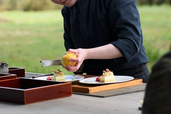 【山口県美祢市】茶菓子・茶葉・茶器の「plus KAMERIYA」が、秋吉台で野点茶会を開催！