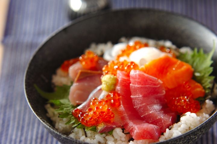 海鮮丼 ぱぱっと乗せるだけで豪華に 10分で完成 by杉本 亜希子さん